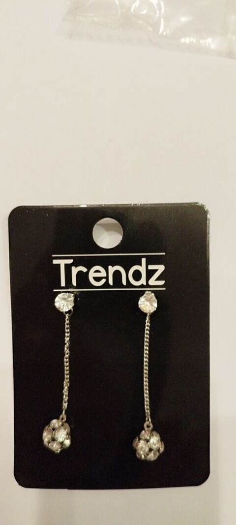 boucles d'oreilles TRENDZ/strass de verre blancs/neuves 7 �cuisses (71)