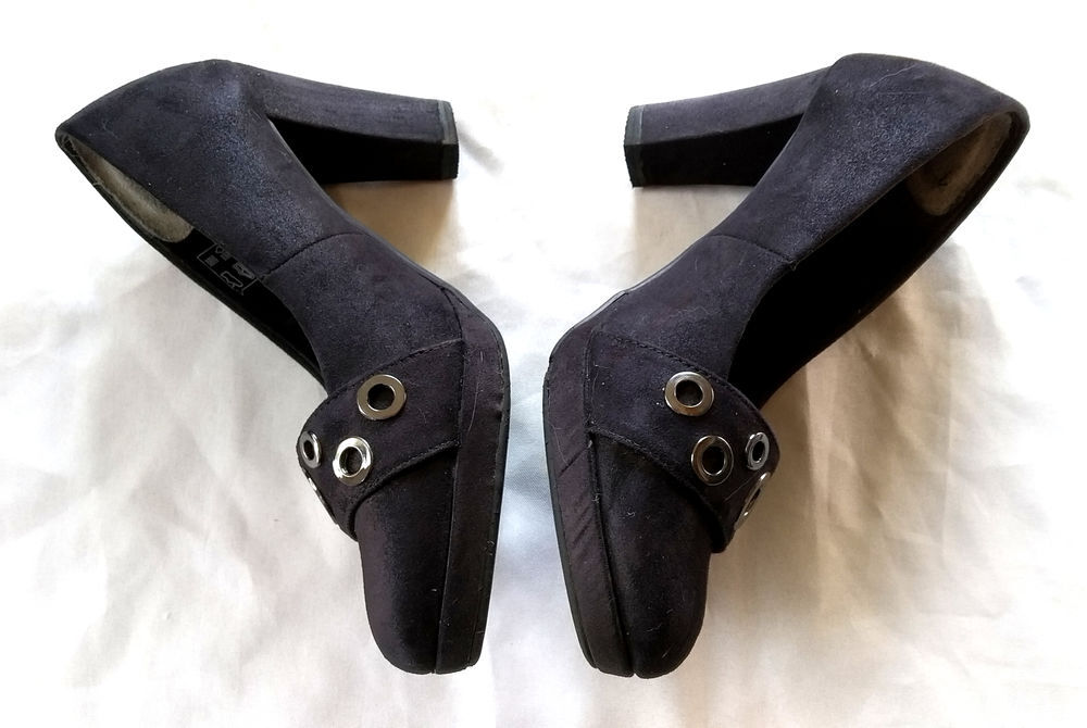 ESCARPINS NOIRS EN VELOURS AVEC ANNEAUX EN M&Eacute;TAL D&Eacute;CORATIFS Chaussures