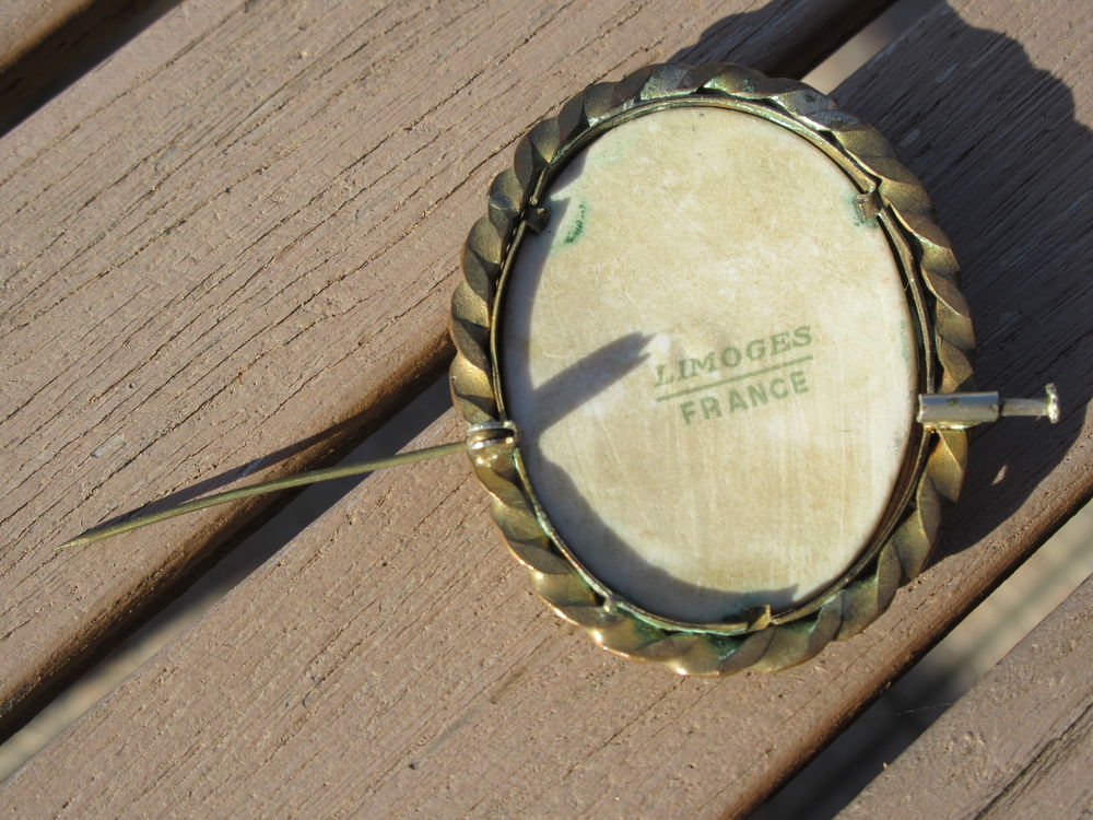 Broche ancienne en porcelaine de Limoges Bijoux et montres