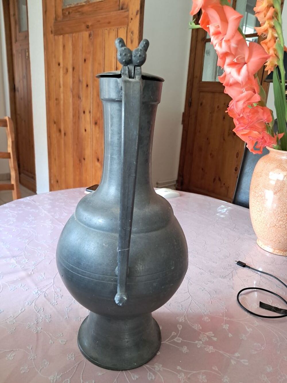 Pichet en &eacute;tain. Décoration