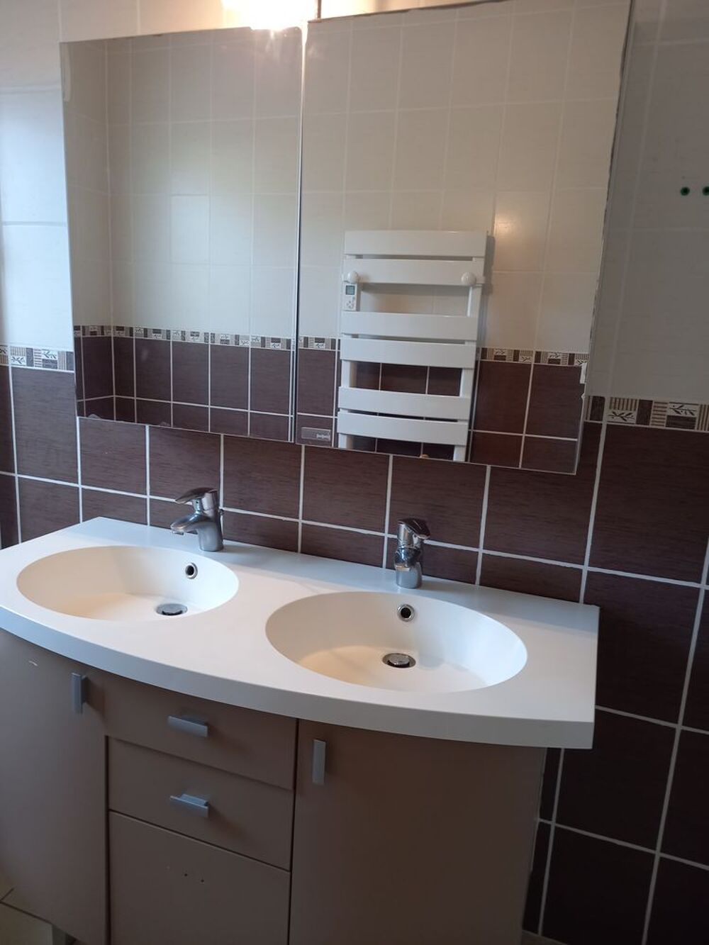 meuble salle de bain avec 2 vasques bon &eacute;tat g&eacute;n&eacute;ral Meubles