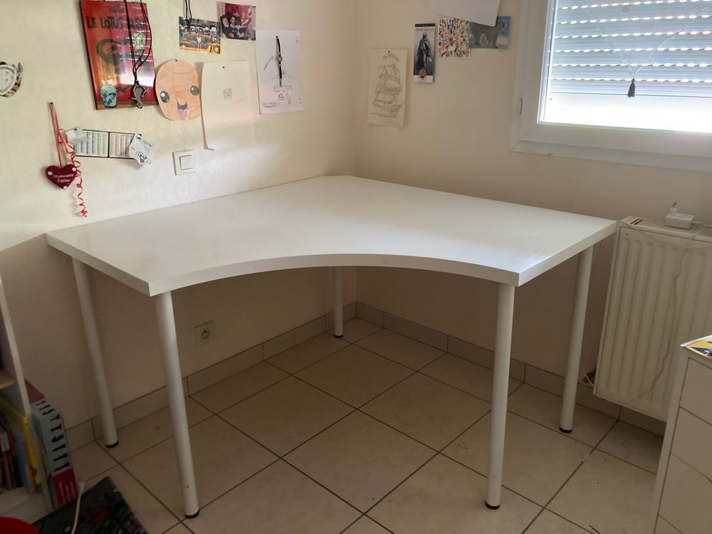 Bureau d'angle, blanc. type IKEA
Meubles