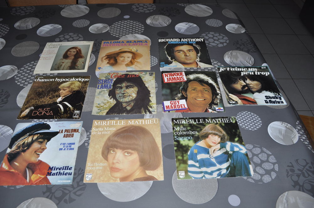 Lot de 45 tours vinyles avec entre autre &quot;Mireille Mathieu&quot; CD et vinyles