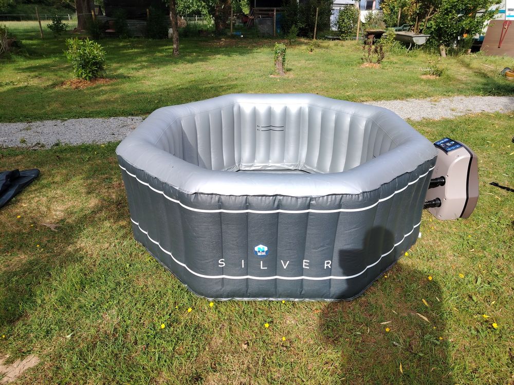 jacuzzi 6 personnes tr&egrave;s bonne &eacute;tat Sports