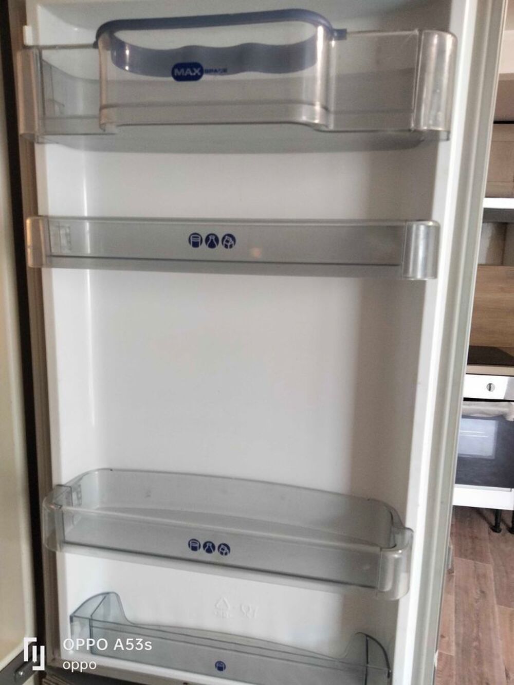 en cause d&eacute;m&eacute;nagement un frigo cong&eacute;lateur casi Neuf Whirlpool &agrave; 250€ et une machine &agrave; laver &agrave; 100e merci Electroménager