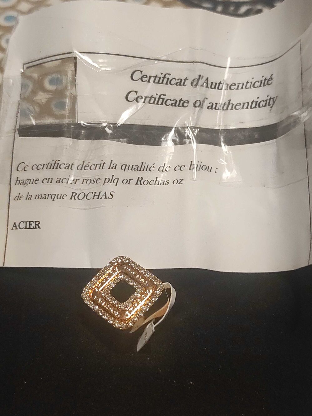 Bague acier plaqu&eacute; or jaune et pierres zirconium. tour de doigt 52,5 environ Rochas Paris. Bijoux et montres