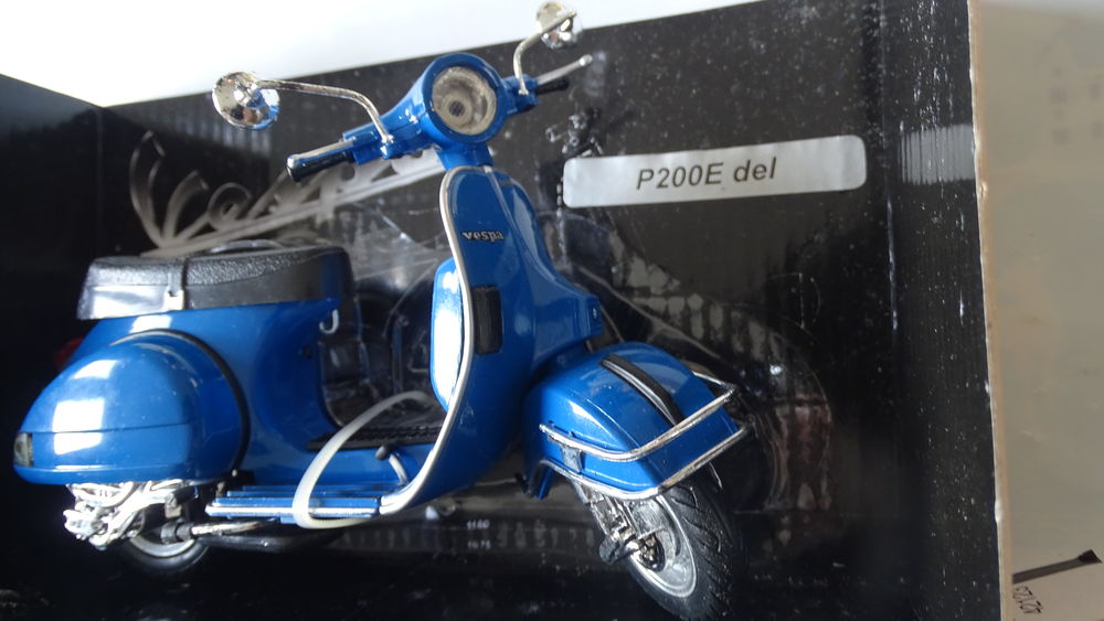 V44/SCOOTER VESPA
Echelle 1/12
Marque : NEWRAY
Etat neuf Jeux / jouets