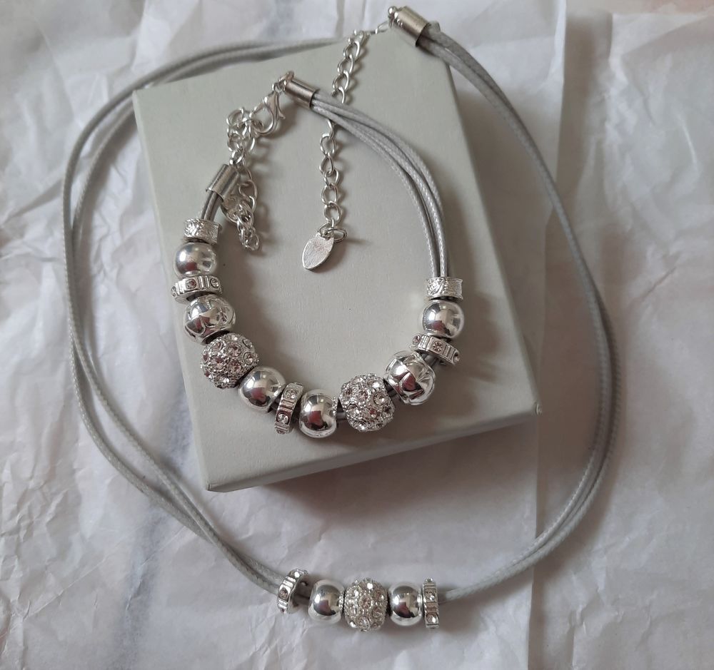 Belle parure collier + bracelet neuf &agrave; strass avec ecrin Bijoux et montres