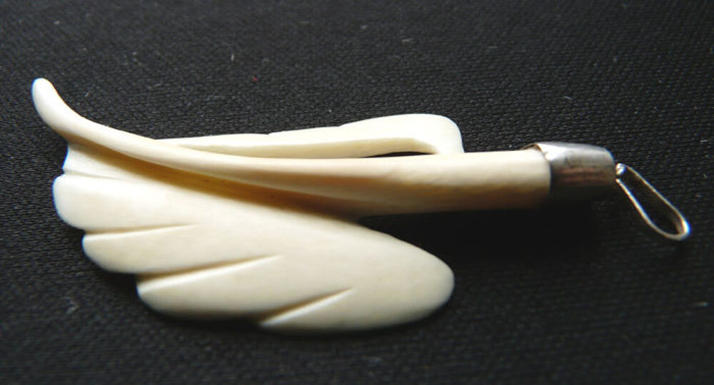 Pendentif couleur Ivoire en Os ou mati&egrave;re Naturelle 2 ailes Bijoux et montres