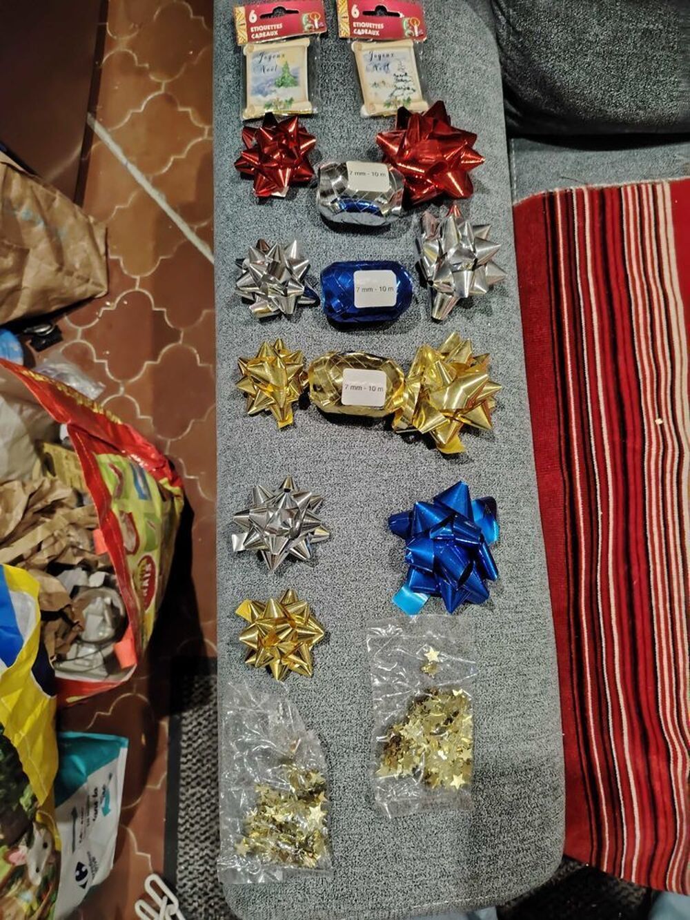DECORS DE TABLE ET RUBANS PAPIERS DE NO&Euml;L. Décoration