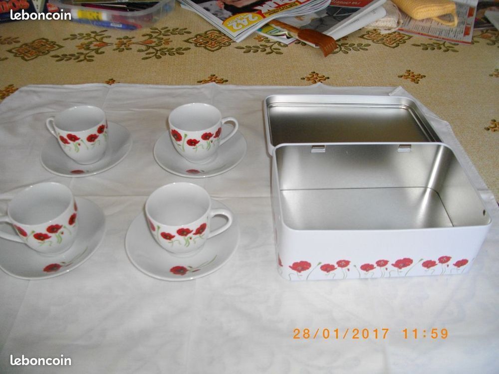 4 Tasses + 4 sous-tasses + bo&icirc;te &agrave; sucre assorties Cuisine