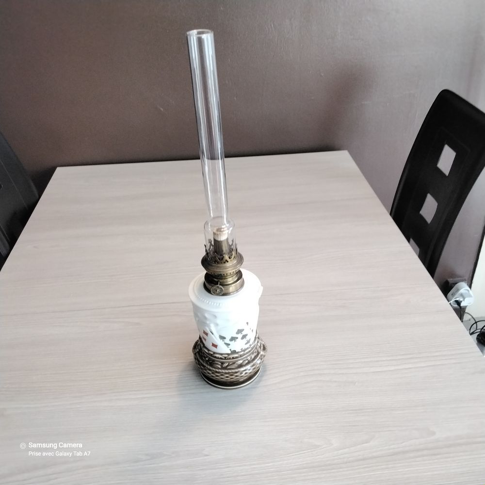 LAMPE A P&Eacute;TROLE 
Décoration