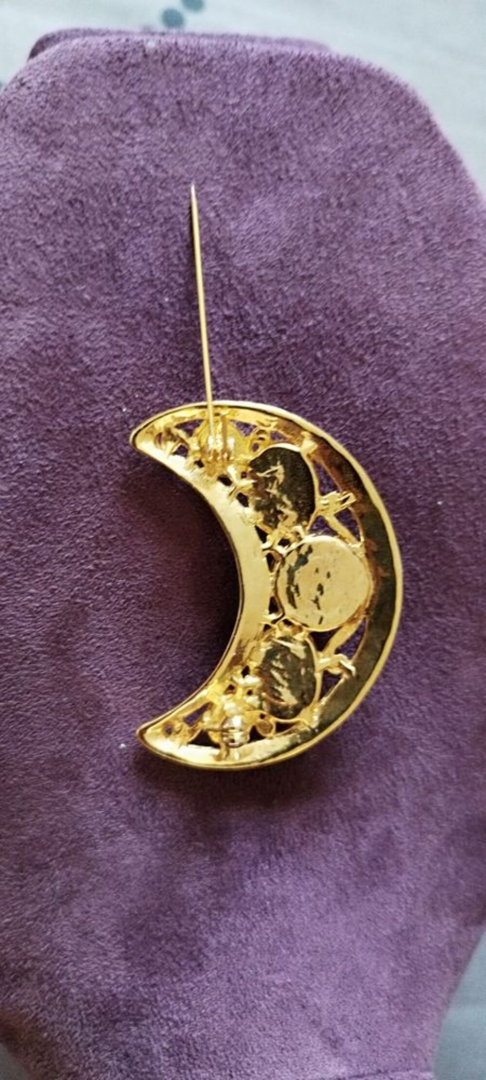 Broche Dor&eacute;e Aux Motifs C&eacute;lestes DEMI PERLES BLANCHES Bijoux et montres