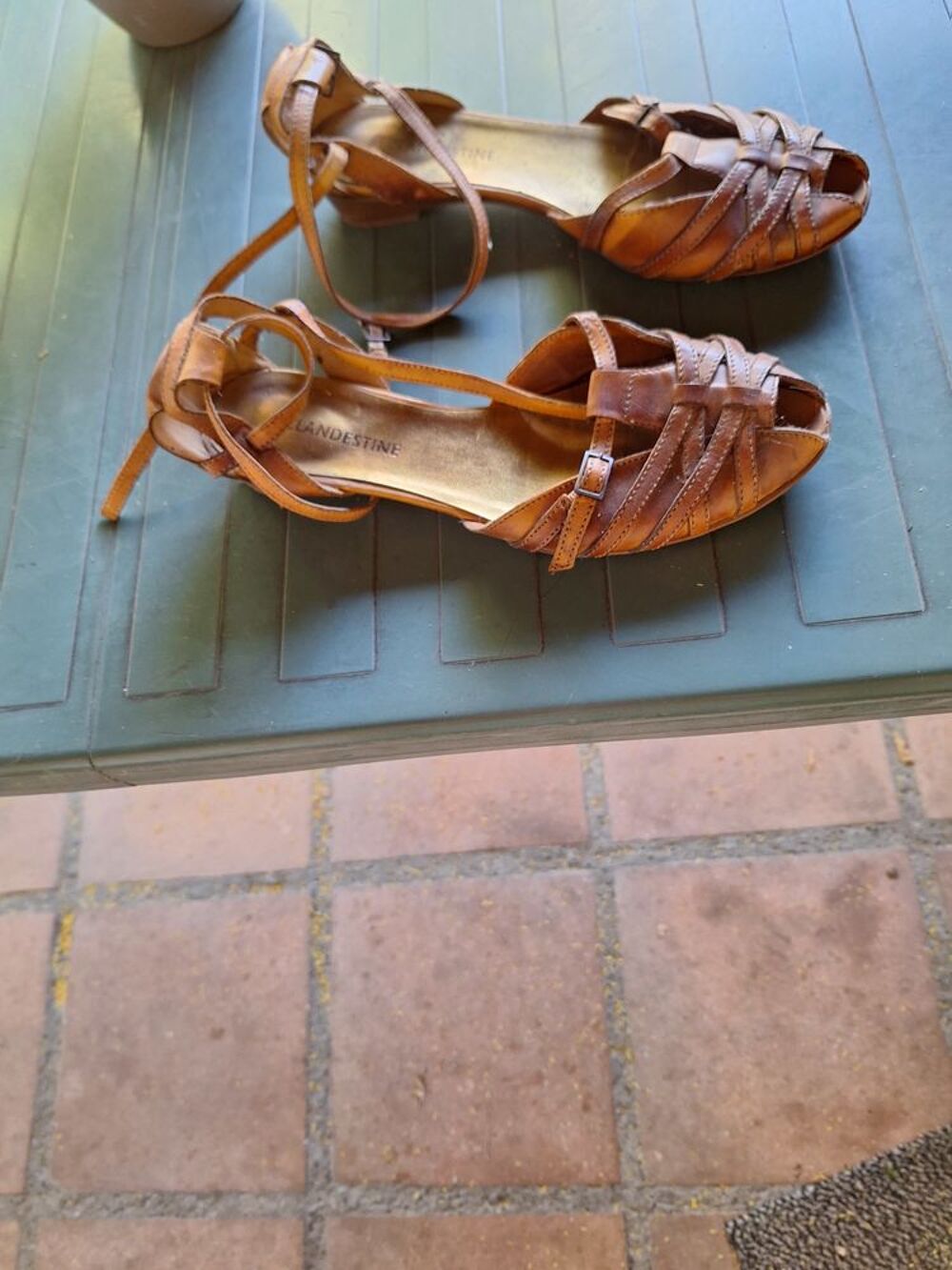 blousons T 42/44 cuir dont l'un avec capuche, et chaussures Vêtements