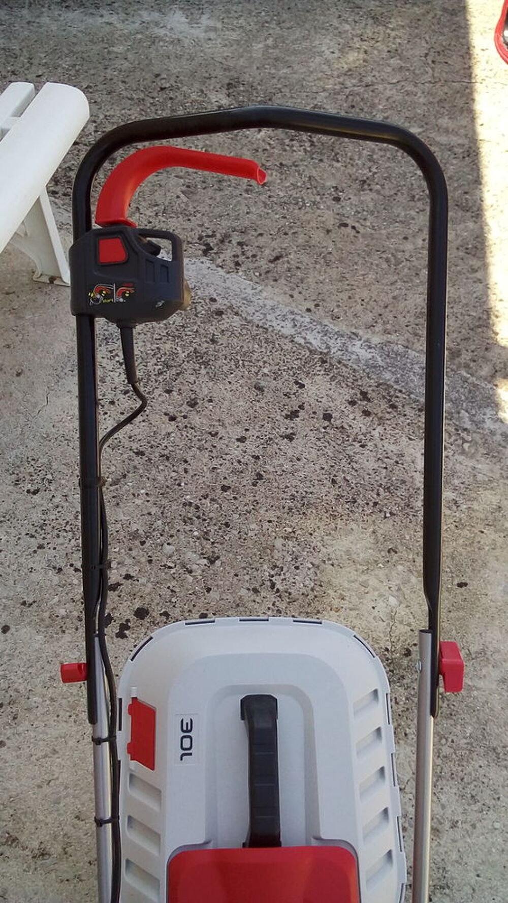 tondeuse &eacute;lectrique sterwins 1400w ; 33 cm ;en tr&egrave;s bon &eacute;tat Bricolage