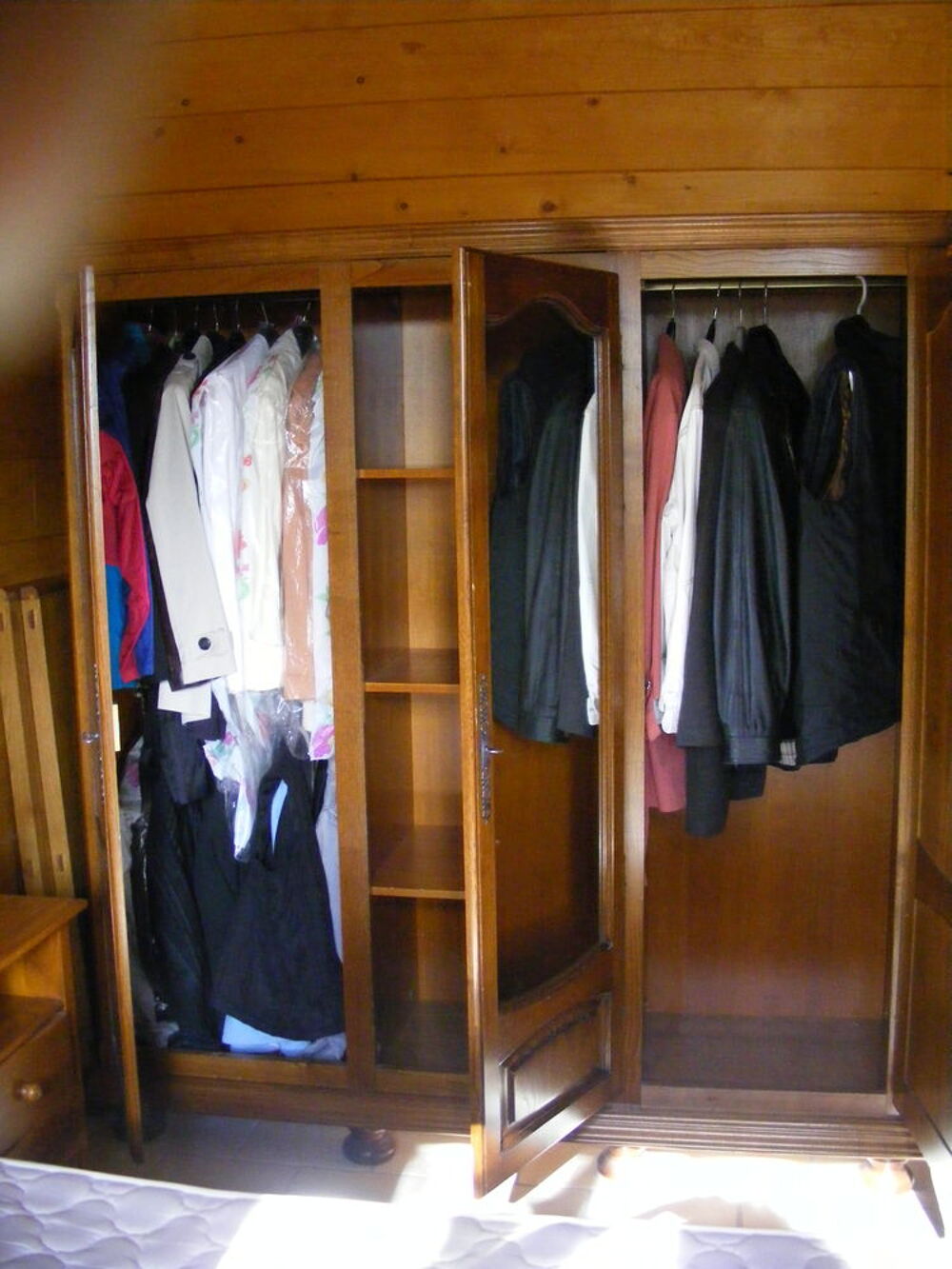 Armoire 3 portes, ch&ecirc;ne massif chevill&eacute; coll&eacute; . avec glace Meubles