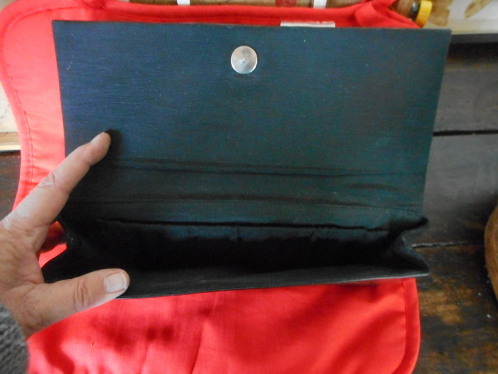 Pochette &agrave; main vintage en Ska&iuml; Maroquinerie