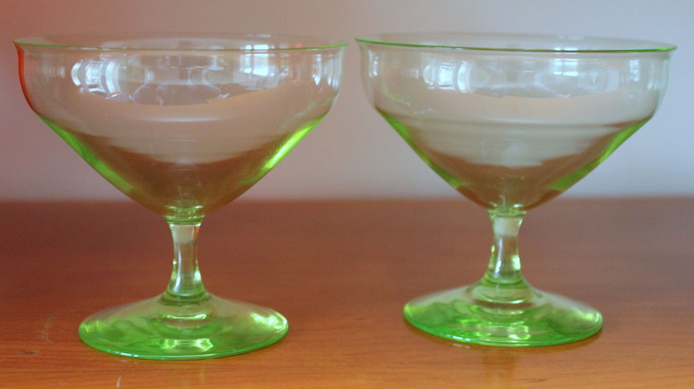 2 Coupes &agrave; champagne en ouraline, uranium glass Cuisine