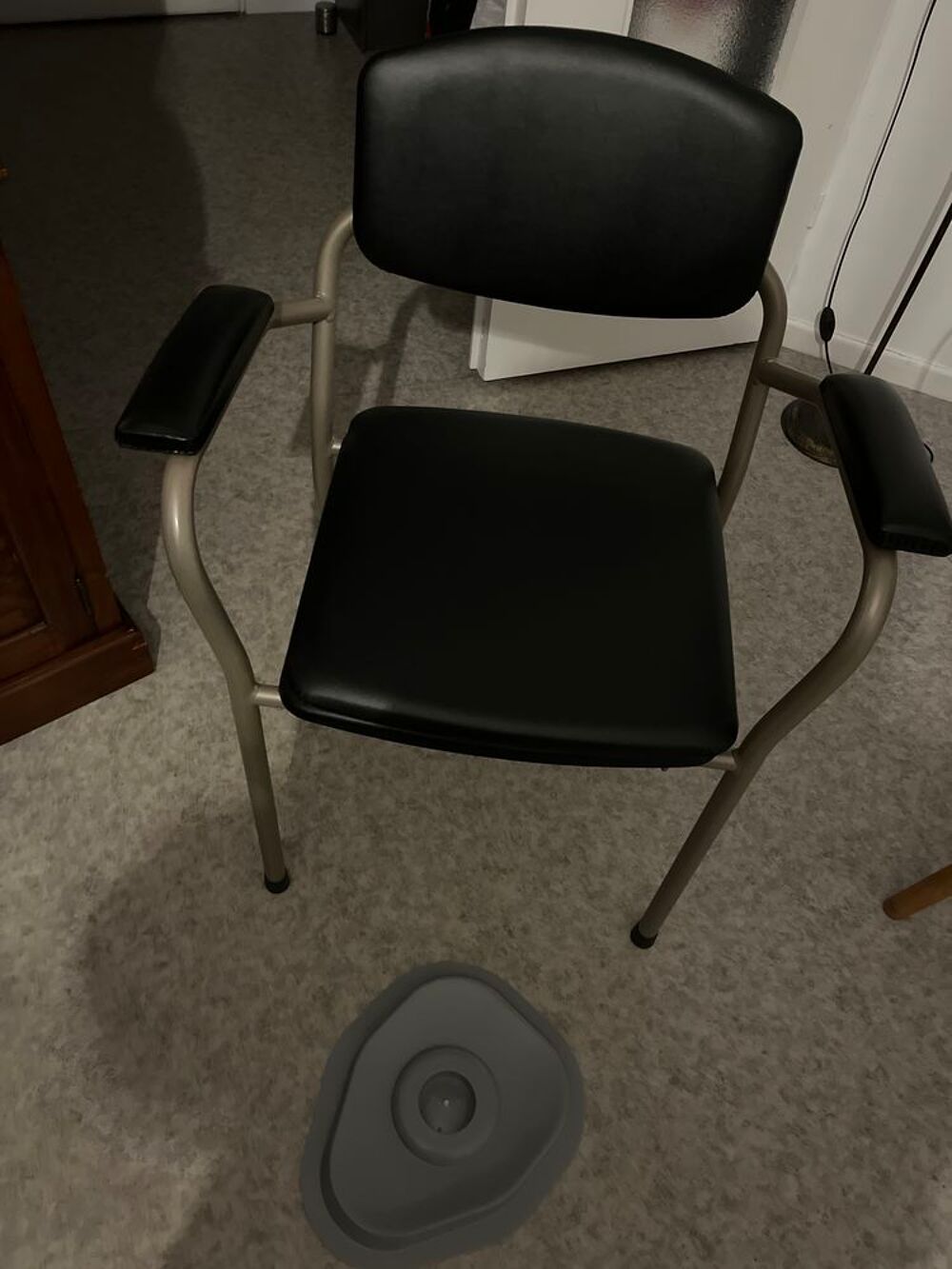 Chaise perc&eacute;e Meubles
