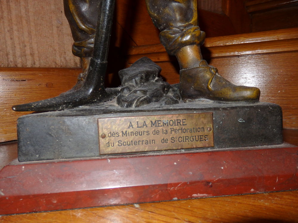 Statue comm&eacute;moration mineur de St. Cirgues. 