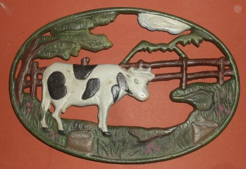 Dessous de plat en fonte th�me vache. 30 Montreuil (93)