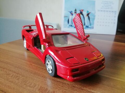 ferrari miniature sportive rouge avec portes ouvertes
15 Heugueville-sur-Sienne (50)