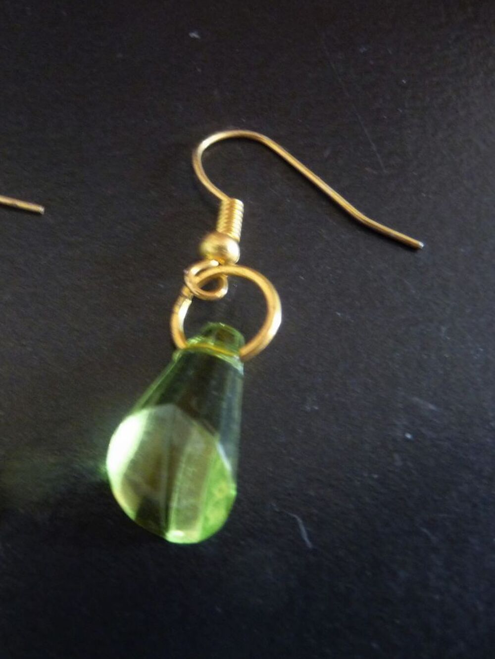 Boucles D'Oreilles Dormeuses en M&eacute;tal Dor&eacute; et Plastique Vert Bijoux et montres