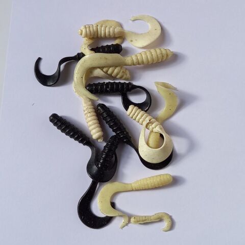 Sachet de 13 Leurres crmes et noirs souples 3-6 cm PAFEX, p 4 Saumur (49)