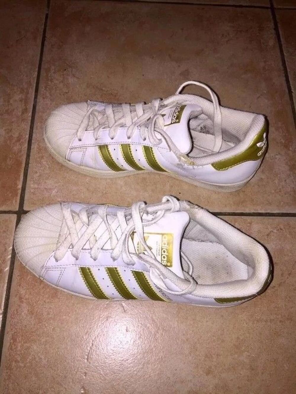 Basket Superstar P36 en bon &eacute;tat &agrave; 16 euros Chaussures enfants