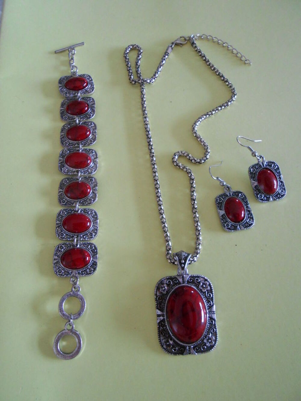 CHAINE ARGENTEE ET PENDENTIF ROUGE Bijoux et montres