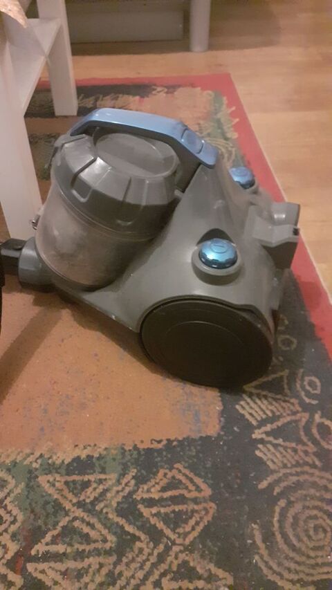 aspirateur sans sac 
900W
20 Paris 17 (75)