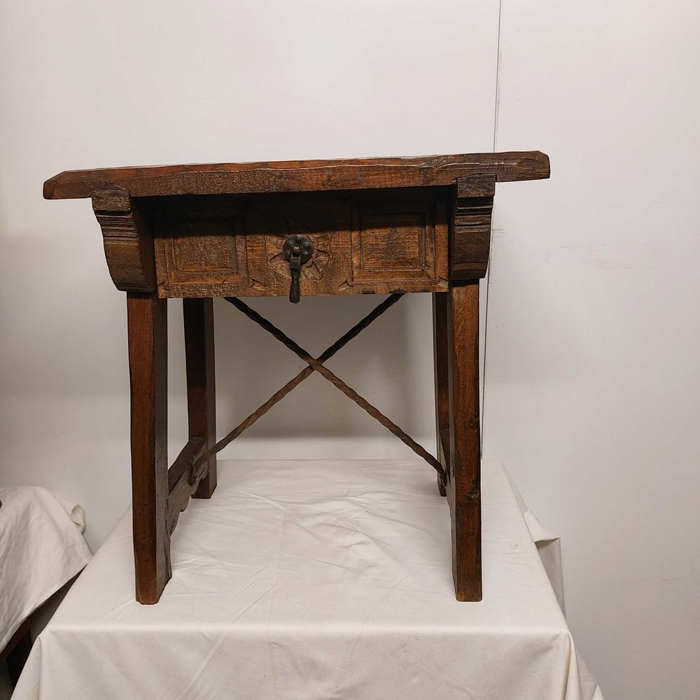 table de chevet 17&egrave;me si&egrave;cle Meubles