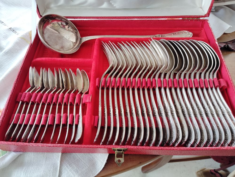 M&eacute;nag&egrave;re. En m&eacute;tal argent&eacute; Décoration