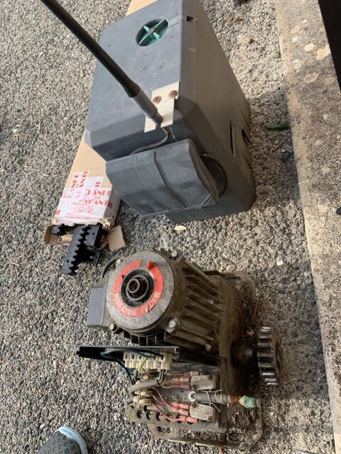 Moteur de portail avec 5 tlcommandes 0 Saint-Andr-de-la-Roche (06)