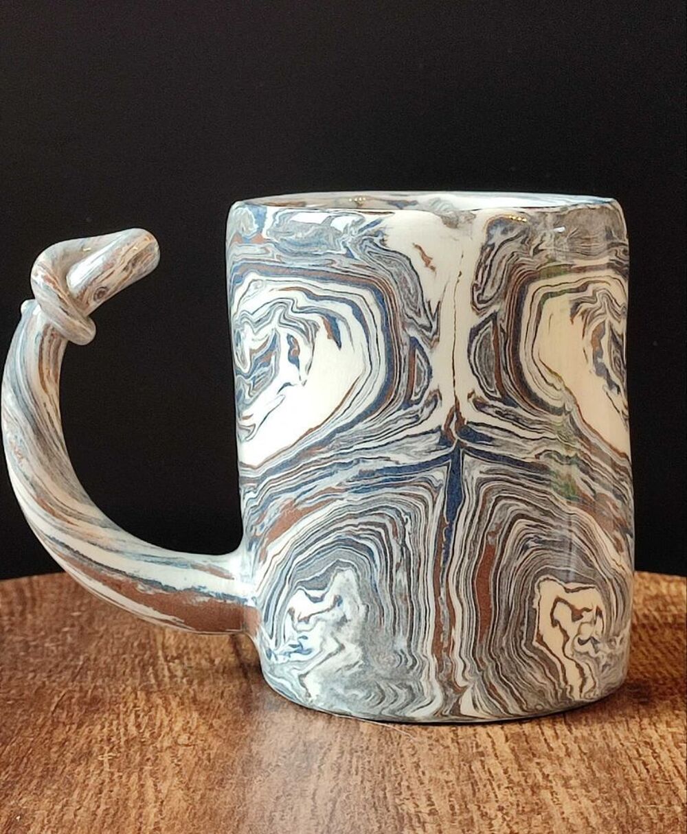 Mug en c&eacute;ramique artisanale sign&eacute; d&eacute;cor marbr&eacute;, pi&egrave;ce unique 