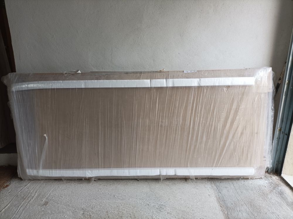 porte d'entr&eacute;e neuve sous emballage
fabrication artisan Bricolage