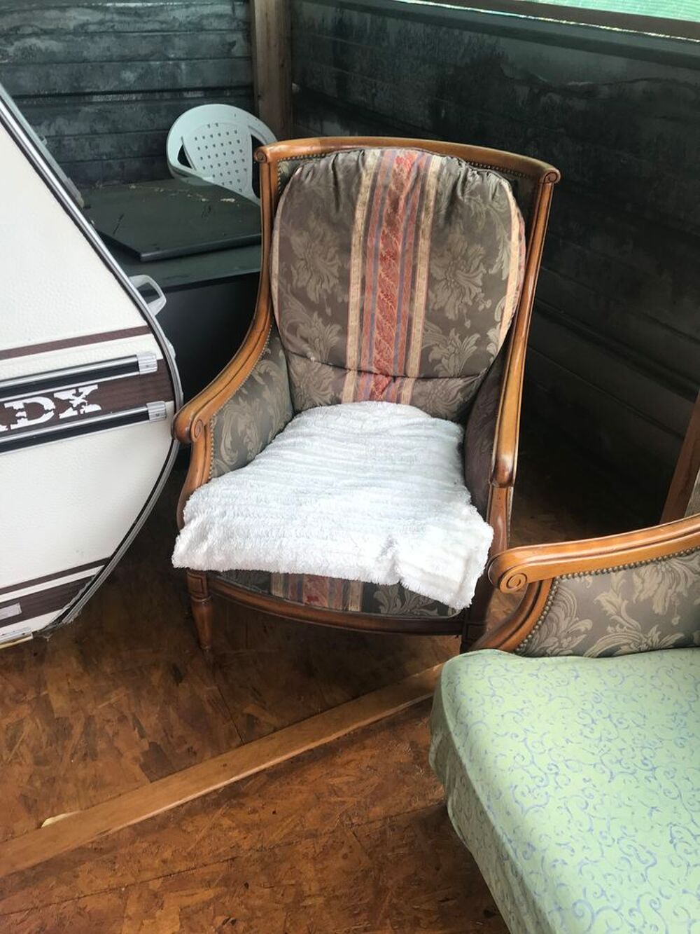 canap&eacute; fixe 3 places plus deux fauteuils en tissue et bois Meubles