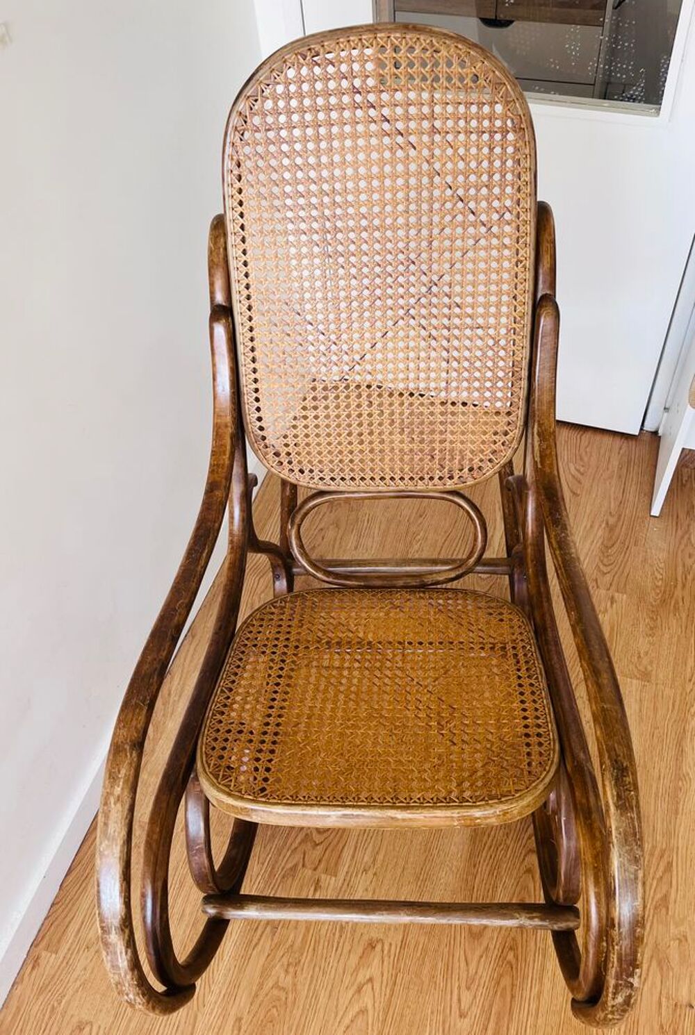 Rocking-chair Thonet bentwood ancien, cannage refait Meubles