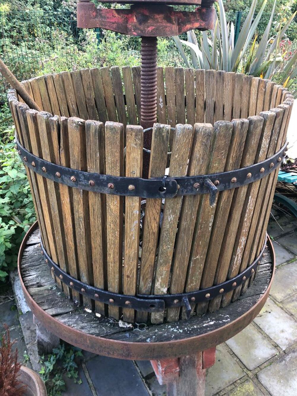 DONNE PRESSOIR A RAISIN POUR DECORATION JARDIN Jardin