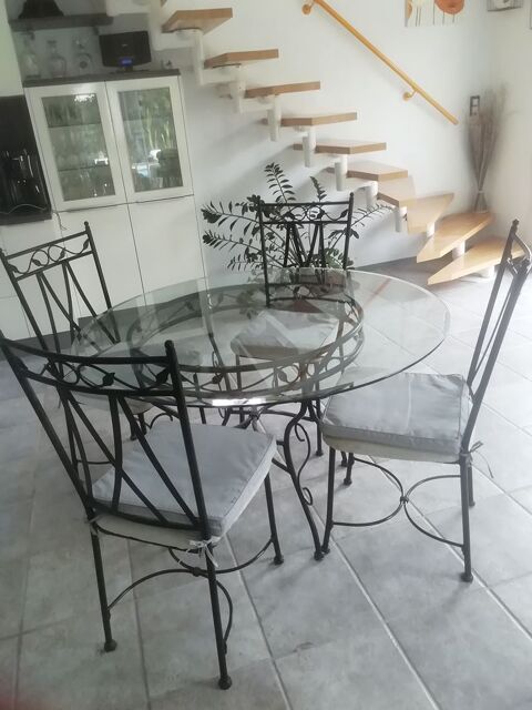 Table et chaises  95 Juan Les Pins (06)