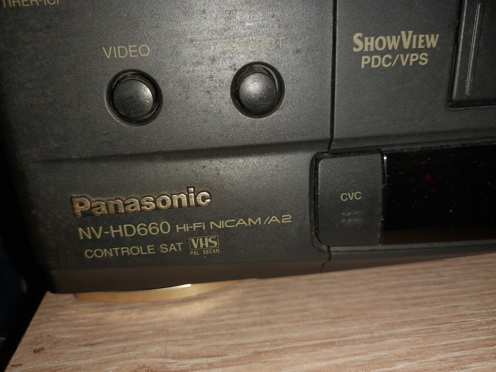 Cassettes VHS ( environ 200 ) avec MAGNETOSCOPE et Lecteur DVD incorpor&eacute; 
