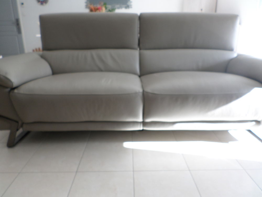 canap&eacute; et son fauteuil en cuir gris relax neuf. Meubles