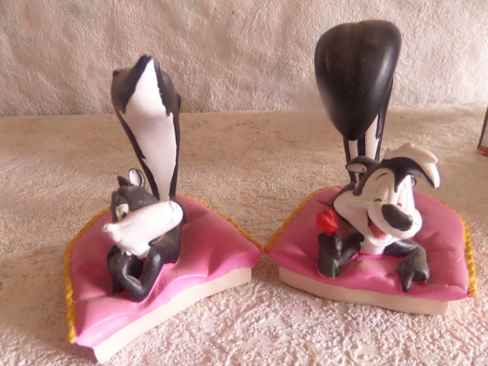 figurine WARNER BROS
PENELOPE la chatte et PEPE le putois 