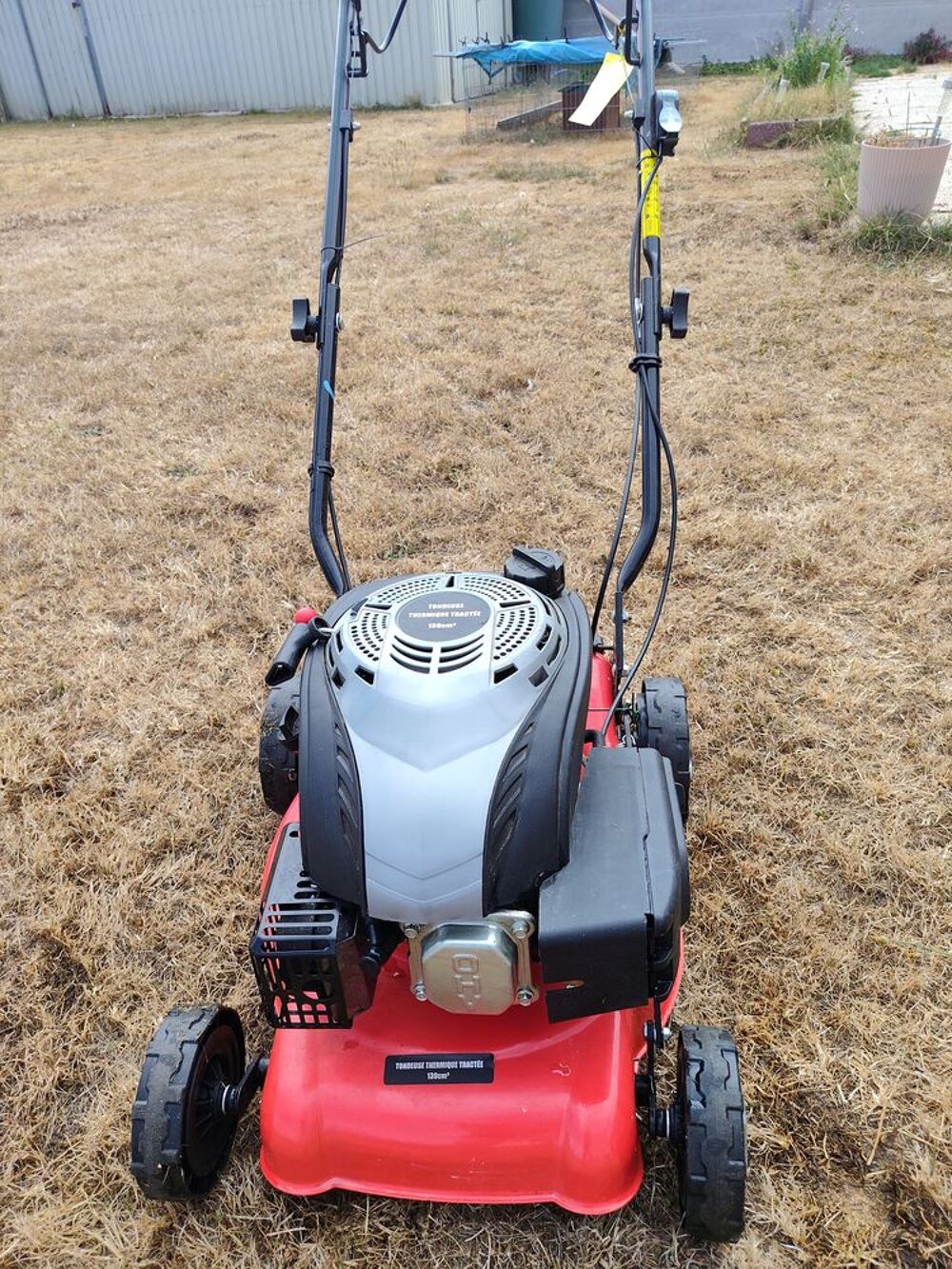 cette tondeuse autoport&eacute;e thermique, 1390cm2 96Db Jardin