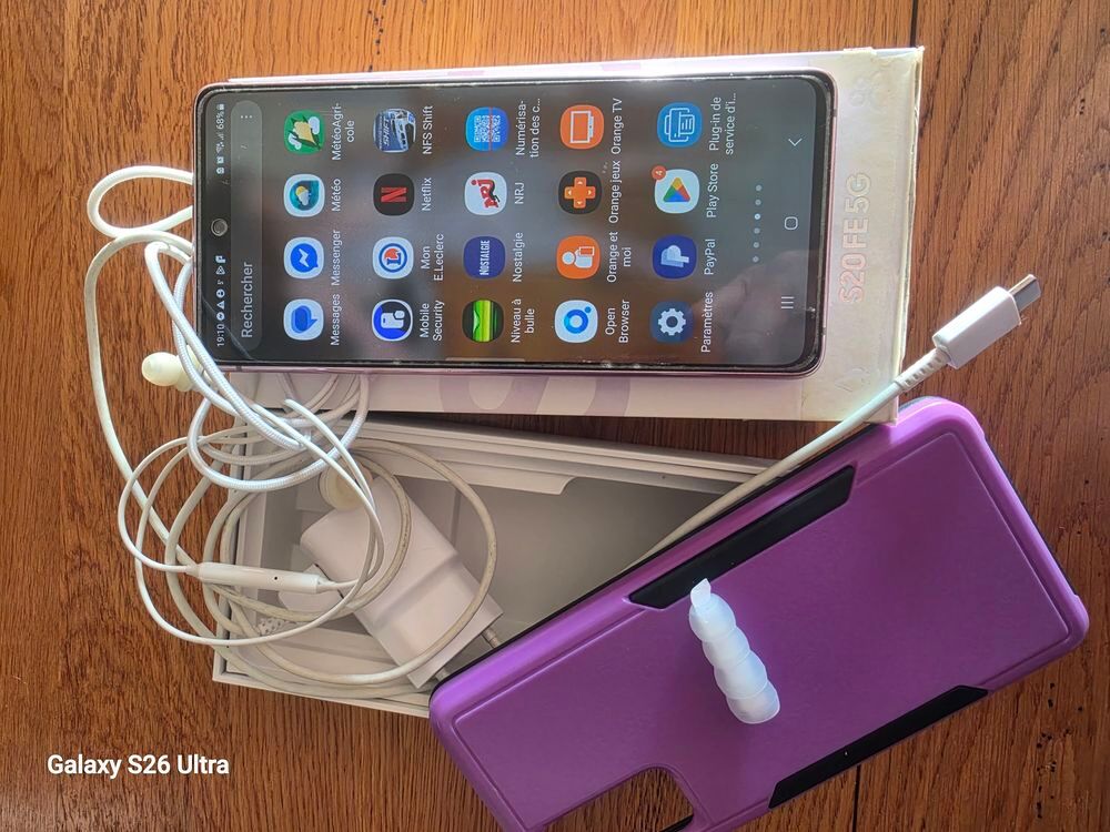 Samsung Galaxy S20 FE 5G avec accessoires Téléphones et tablettes