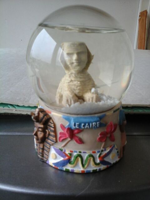 Globe de neige . Sphinx est assis au milieu de la neige  3 Vitry-sur-Seine (94)