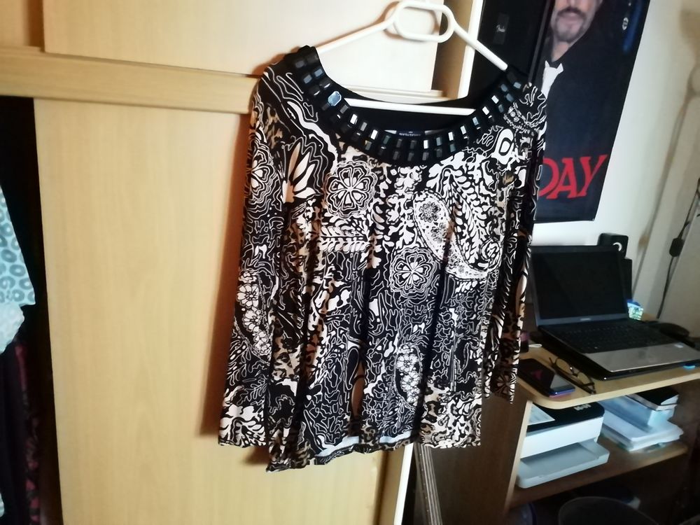 VIDE-ARMOIRES DE VETEMENTS FEMME. Vêtements