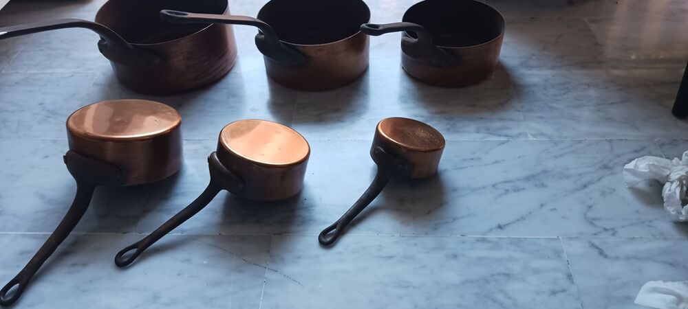 Casseroles en cuivre avec poign&eacute;es noires Décoration