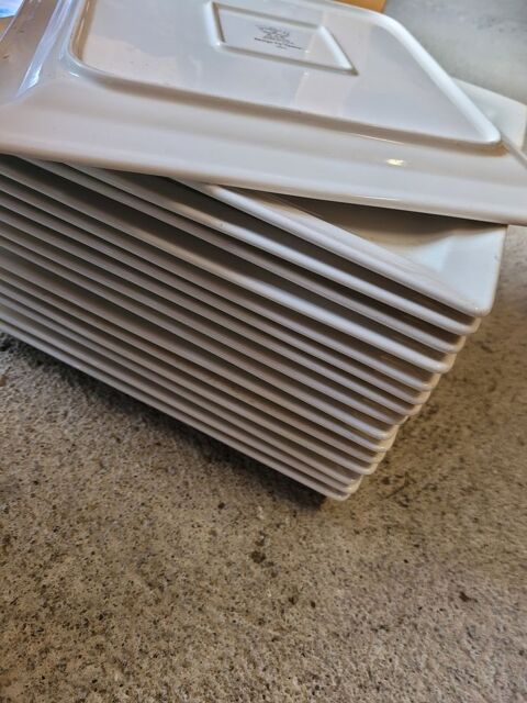 Lot de 16 assiettes carres en porcelaine By Vavro 1 Marnaz (74)