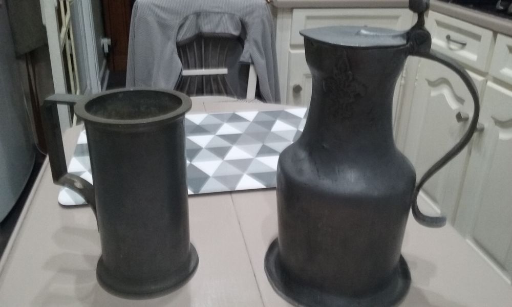 2 PICHETS EN ETAIN Décoration